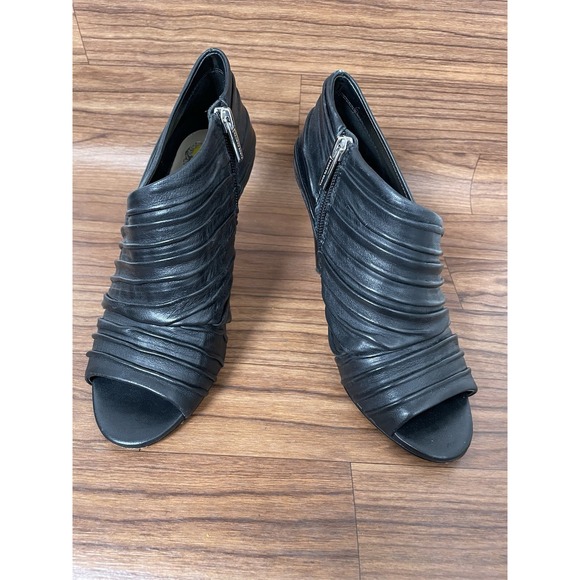 Vince Camuto Womens Anara Black Leather Peep Toe Ankle Bootie Heels Shoes 6.5 - Picture 1 of 8